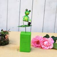 Frosch auf Holzsockel Dekofigur Gartendeko mit Eimer Bild 1