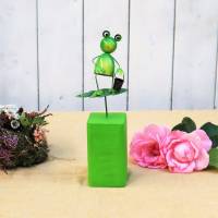 Frosch auf Holzsockel Dekofigur Gartendeko mit Eimer Bild 3