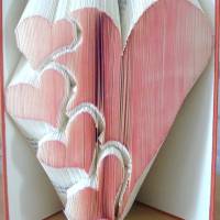 gefaltetes Buch - großes rotes Herz mit 4 kleinen roten Herzen // Buchkunst // Dekoration // Buchfaltkunst Bild 2