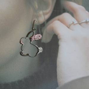 Handgefertigte federleichte Hase Kaninchen Ohrringe aus rosa und silbernem Draht von Blumenmeer Drahtkunst Bild 1