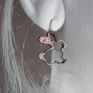 Handgefertigte federleichte Hase Kaninchen Ohrringe aus rosa und silbernem Draht von Blumenmeer Drahtkunst Bild 4