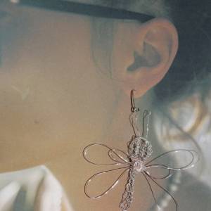 Handgefertigte federleichte Schmetterling Ohrringe aus rosa und silbernem Draht von Blumenmeer Drahtkunst Bild 1