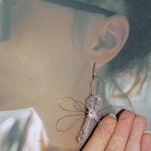 Handgefertigte federleichte Schmetterling Ohrringe aus rosa und silbernem Draht von Blumenmeer Drahtkunst Bild 4