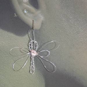 Handgefertigte federleichte Schmetterling Ohrringe aus rosa und silbernem Draht von Blumenmeer Drahtkunst Bild 5