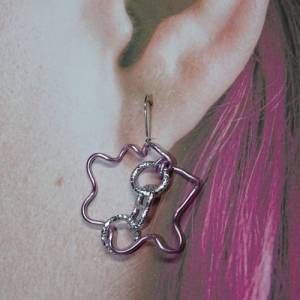 Verspielte Ohrringe: Rosa gewellter Schmuckdraht in Klecksform mit funkelnden Diamantschliff-Kettengliedern. Eleganz für Bild 9