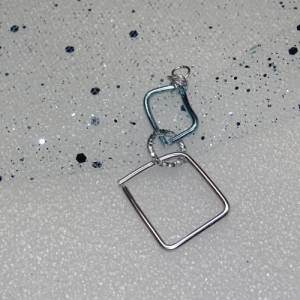 Eleganter Anhänger: Blaues Rechteck, silberner Diamantschliff-Ring & großes Quadrat aus Schmuckdraht. Verleiht Raffiness Bild 5