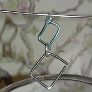 Eleganter Anhänger: Blaues Rechteck, silberner Diamantschliff-Ring & großes Quadrat aus Schmuckdraht. Verleiht Raffiness Bild 9