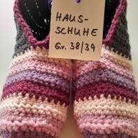 Hausschuhe Gr. 38/39, Socken, Strümpfe, gehäkelt, grau-bunt Bild 2