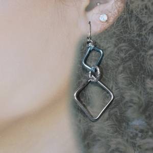 Elegante handgemachte Ohrhänger Blaue Rechtecke, Diamantschliff-Ringe und silberne Quadrate aus Schmuckdraht. Für Alltag Bild 9