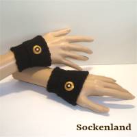Armstulpen, Pulswärmer, fingerlose Handwärmer, Handstulpen in uni schwarz mit goldfarbenem Knopf Bild 1