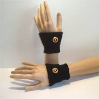 Armstulpen, Pulswärmer, fingerlose Handwärmer, Handstulpen in uni schwarz mit goldfarbenem Knopf Bild 2