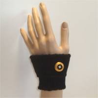 Armstulpen, Pulswärmer, fingerlose Handwärmer, Handstulpen in uni schwarz mit goldfarbenem Knopf Bild 3