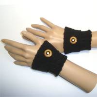 Armstulpen, Pulswärmer, fingerlose Handwärmer, Handstulpen in uni schwarz mit goldfarbenem Knopf Bild 4