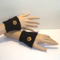Armstulpen, Pulswärmer, fingerlose Handwärmer, Handstulpen in uni schwarz mit goldfarbenem Knopf Bild 5