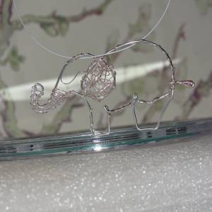 Schöner Elefant - Handgefertigte Anhänger in Silberdraht mit Rosa Details von Blumenmeer Drahtkunst Bild 3