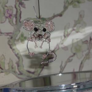 Verspieltes Nagetier - Handgefertigter Anhänger aus Silberdraht mit Rosafarbenen Akzenten von Blumenmeer Drahtkunst Bild 9