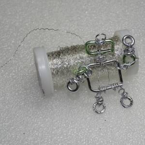 Beweglicher 5cm Roboter Anhänger aus grünem Schmuckdraht. Handgeformte Details für einen einzigartigen Stil (ohne Kette) Bild 4