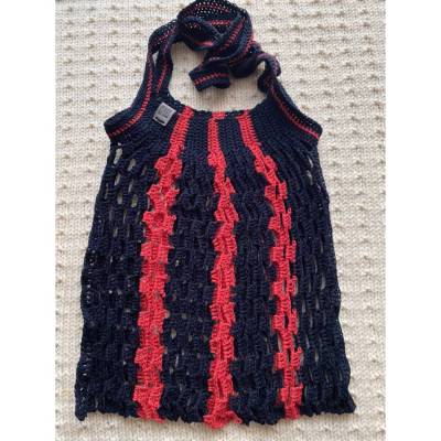 quergehäkeltes dunkelblau/rotes Einkaufsnetz aus Bändchengarn