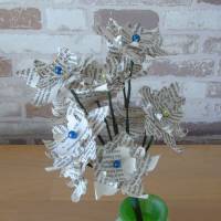 Papierblumen - Sternblütenstrauß mit gelben und blauen Perlen // Papierblüten Bild 1