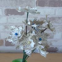 Papierblumen - Sternblütenstrauß mit gelben und blauen Perlen // Papierblüten Bild 3