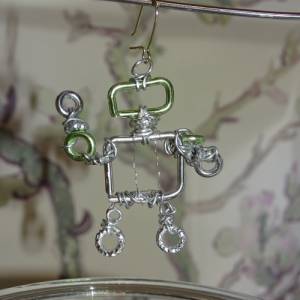 Entzückende handgemachte Ohrringe: Ein beweglicher 5cm Roboter in Grün & Silber aus Schmuckdraht. Einzigartiger Schmuck, Bild 1