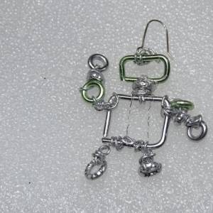 Entzückende handgemachte Ohrringe: Ein beweglicher 5cm Roboter in Grün & Silber aus Schmuckdraht. Einzigartiger Schmuck, Bild 2