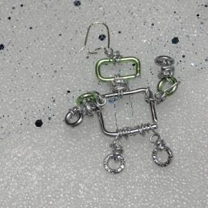 Entzückende handgemachte Ohrringe: Ein beweglicher 5cm Roboter in Grün & Silber aus Schmuckdraht. Einzigartiger Schmuck, Bild 4