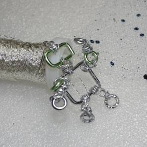 Entzückende handgemachte Ohrringe: Ein beweglicher 5cm Roboter in Grün & Silber aus Schmuckdraht. Einzigartiger Schmuck, Bild 5