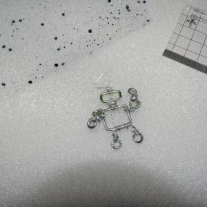 Entzückende handgemachte Ohrringe: Ein beweglicher 5cm Roboter in Grün & Silber aus Schmuckdraht. Einzigartiger Schmuck, Bild 7