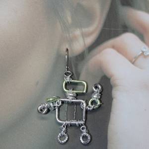 Entzückende handgemachte Ohrringe: Ein beweglicher 5cm Roboter in Grün & Silber aus Schmuckdraht. Einzigartiger Schmuck, Bild 8