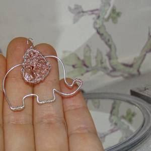 Anmutiger Elefant - Handgefertigte Anhänger in Silberdraht mit Rosa Details von Blumenmeer Drahtkunst Bild 3