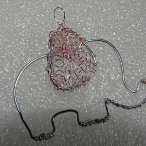 Anmutiger Elefant - Handgefertigte Anhänger in Silberdraht mit Rosa Details von Blumenmeer Drahtkunst Bild 6