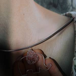 Anmutiger Elefant - Handgefertigte Anhänger in Silberdraht mit Rosa Details von Blumenmeer Drahtkunst Bild 7
