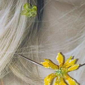 Sommerlicher leichter gelber Blumenanhänger aus silbernem Draht von Blumenmeer Drahtkunst Bild 1