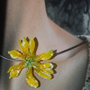 Sommerlicher leichter gelber Blumenanhänger aus silbernem Draht von Blumenmeer Drahtkunst Bild 2