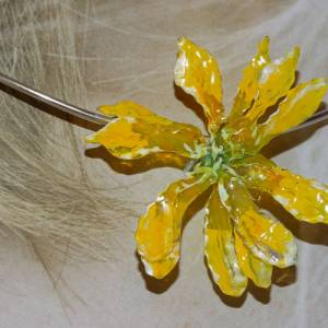Sommerlicher leichter gelber Blumenanhänger aus silbernem Draht von Blumenmeer Drahtkunst Bild 3