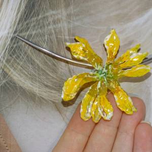 Sommerlicher leichter gelber Blumenanhänger aus silbernem Draht von Blumenmeer Drahtkunst Bild 4