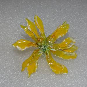 Sommerlicher leichter gelber Blumenanhänger aus silbernem Draht von Blumenmeer Drahtkunst Bild 5