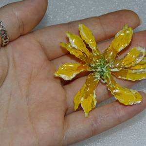 Sommerlicher leichter gelber Blumenanhänger aus silbernem Draht von Blumenmeer Drahtkunst Bild 6