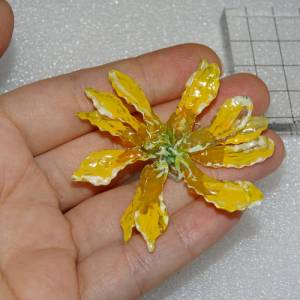 Sommerlicher leichter gelber Blumenanhänger aus silbernem Draht von Blumenmeer Drahtkunst Bild 7