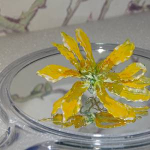 Sommerlicher leichter gelber Blumenanhänger aus silbernem Draht von Blumenmeer Drahtkunst Bild 8