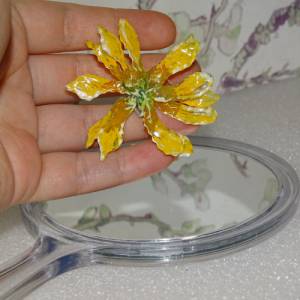 Sommerlicher leichter gelber Blumenanhänger aus silbernem Draht von Blumenmeer Drahtkunst Bild 9