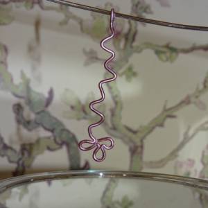 moderner rosa Schmuckdraht Anhänger, Minimalistisches Zick-Zack Design mit Blumenmuster, 7,5x1 cm - ohne Kette - Bild 9