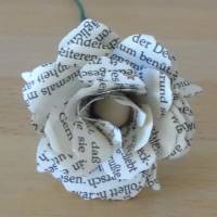 Papierblumen - kleine Rose aus alten Buchseiten // Papierrose // Buchrose // Blumendeko Bild 1