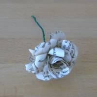 Papierblumen - kleine Rose aus alten Buchseiten // Papierrose // Buchrose // Blumendeko Bild 2