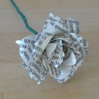 Papierblumen - kleine Rose aus alten Buchseiten // Papierrose // Buchrose // Blumendeko Bild 3