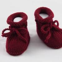Handgestrickte Dunkelrote Babyschuhe aus 100% Wolle - Größe 0-3 Monate Bild 2