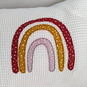 Personalisierte Kissenhülle aus Waffel Pique in Kombination mit Baumwollstoff - mit Regenbogen und Namens-Stick Bild 2