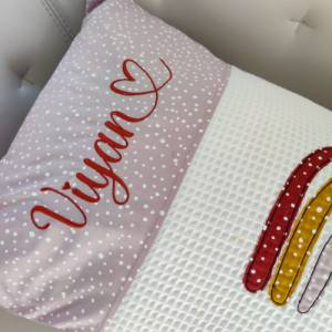 Personalisierte Kissenhülle aus Waffel Pique in Kombination mit Baumwollstoff - mit Regenbogen und Namens-Stick Bild 3