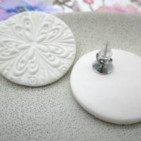 Weiße große Ohrringe, weiße florale Ohrstecker, Polymer Clay Ohrringe, weiße runde Ohrringe, Ohrstecker mit Blumen Bild 3